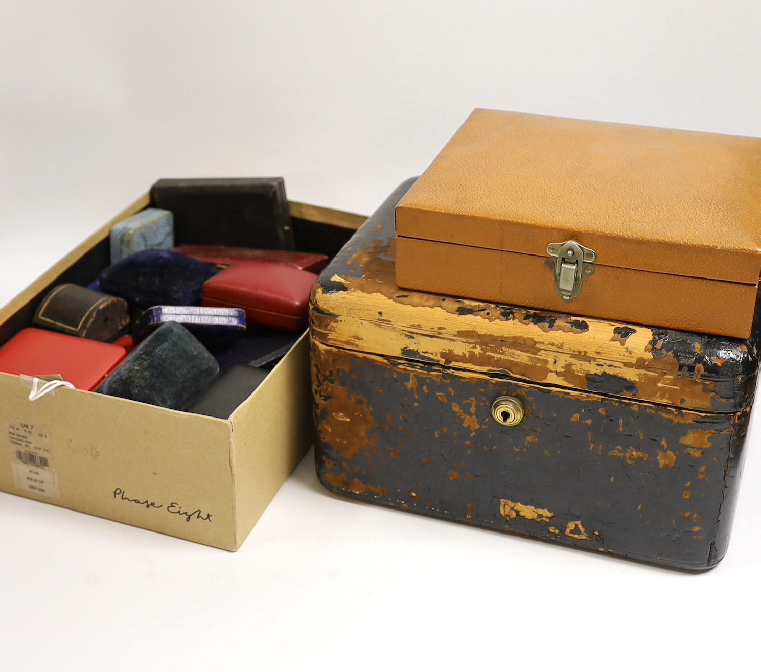 A quantity of assorted jewellery boxes.